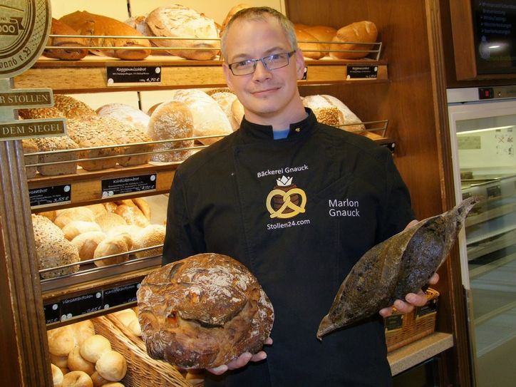 Hier präsentiert der Ottendorfer Bäcker Marlon Gnauck zwei seiner exotischen Brotkreationen: ein Kürbisbrot (l.) und ein Black-Cranberry-Baguette. Foto: Rainer Könen