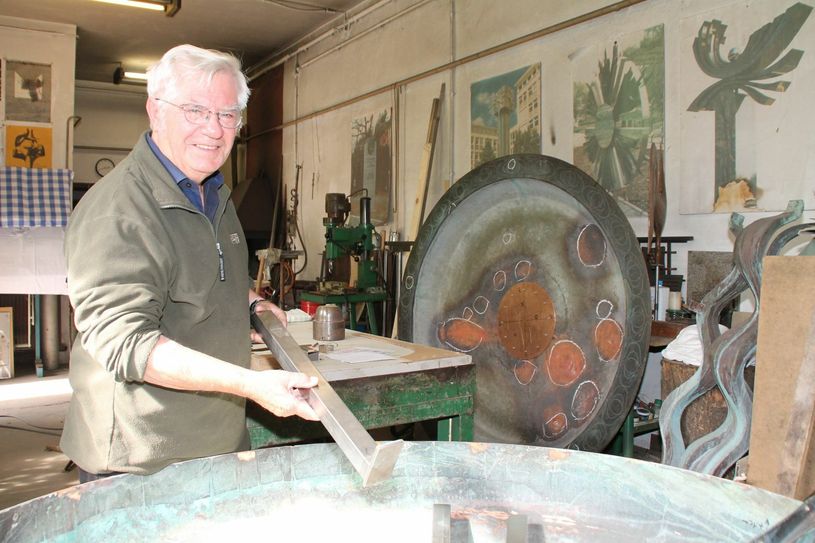 Metallbildhauer Manfred Vollmert erschuf den Brunnen im Jahre 1977. Im Herbst 2015 hat er ihn in seiner Werkstatt in Hoyerswerda repariert.	Foto: Henry Gbureck