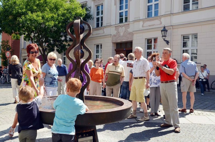 Vor seiner Zerstörung im Mai 2015 war der Kugelbrunnen beliebtes Fotomotiv. Dank der Hilfe von Vattenfall, des WochenKurier und ganz vielen Cottbusern, kann er nun wieder sprudeln. Wieder in Betrieb genommen wird er am 30. April um 9.30 Uhr. Foto: Helbig