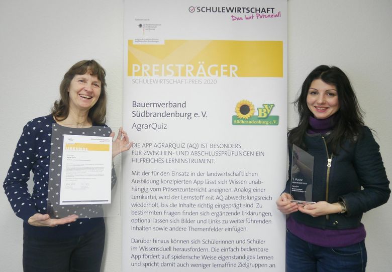 Carmen Lorenz (links) und Borjana Dinewa-Zelt (rechts) vom Bauernverband Südbrandenburg freuen sich über den 1. Platz. Foto: Bauernverband Südbrandenburg