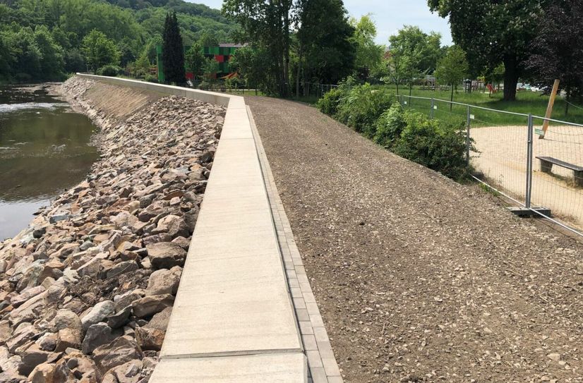 Blick auf die neue Hochwasserschutzwand.