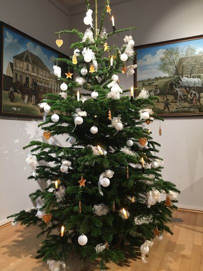 Weihnachtsbäume schmücken die Räumlichkeiten des Mitteldeutsche Marionettentheatermuseum Bad Liebenwerda.
