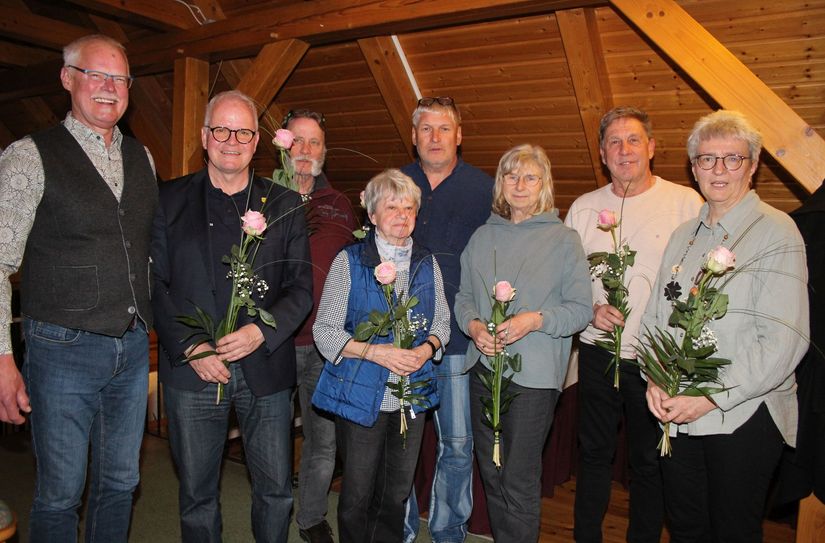 Mitglied und Ex-Bürgermeister Bodo Broszinski mit dem neuen Vorstand: Lutz Kilian, Peter Pach, Eveline Töpfer, Olaf Seide, Ute Wolf-Hensel, Kersten Naumann und Heike Lehmann.