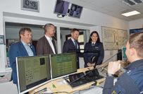 In der Wache des Polizeireviers Großenhain: Polizeioberkommissar Max Leon, im Gespräch mit Revierleiterin Sandra Geitner, Sachsens Ministerpräsidenten Michael Kretschmer, Landrat Ralf Hänsel und Großenhains Oberbürgermeister Dr. Sven Mißbach (v.r.).
