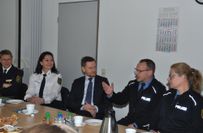 Polizisten im Gespäch mit Ministerpräsident Michael Kretschmer in Großenhain.