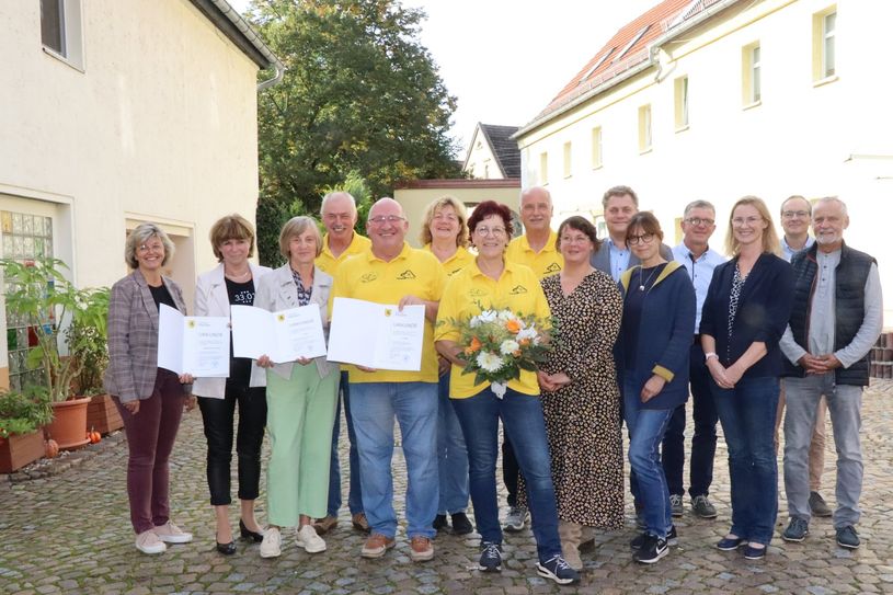 Vertreterinnen und Vertreter der teilnehmenden Dörfer am Wettbewerb "Unser Dorf hat Zukunft" nach der Siegerehrung im Handwerkerhof Sörnewitz