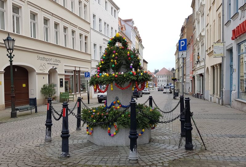 So schön begrüßt der traditionelle Osterbrunnen in der Innenstadt Gäste und Einwohner.