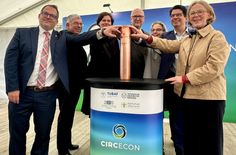 Die Grundstein-Kassette für CircEcon wurde von den Rektoren der beteiligten Hochschulen sowie Regina Kraushaar, Sächsische Staatsministerin für Infrastruktur und Landesentwicklung, gefüllt.