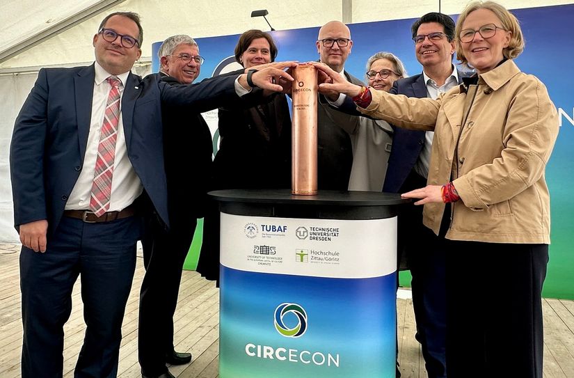 Die Grundstein-Kassette für CircEcon wurde von den Rektoren der beteiligten Hochschulen sowie Regina Kraushaar, Sächsische Staatsministerin für Infrastruktur und Landesentwicklung, gefüllt.