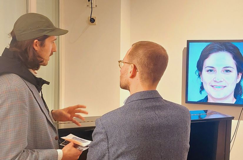 Simon Weckert (li.) im Gespräch vor seinem Videofile »Nonexistent«.