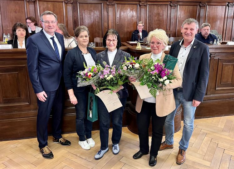 SVV-Vorsitzender Andreas Holfeld (l.), Richterin Katja Gehre (2.v.l.) und stellvertretender Bürgermeister Michael Miersch (r.) bedanken sich bei den Schiedsfrauen Renate Sniegocki (2.v.r.) und Rosmarie Schröter für ihre 25-jährige Amtszeit.  Foto: Stadt Finsterwalde