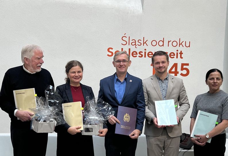 Nach der Unterzeichnung des Schenkungs- und des Leihvertrages (v.l.): Henning Wätjen (Vorsitzender des Heimatbundes Löwenberg e. V.), Dr. Agnieszka Gasior (Direktorin des Schlesischen Museums zu Görlotz), Robert Zawadzki (Vorsitzender des Löwenberger Regionalvereins), Dawid Kobialka (Bürgermeister von Stadt und Gemeinde Löwenberg/ Lwówek Slaski) und Julita Marchewka (Schatzmeisterin von Stadt und Gemeinde Löwenberg).
