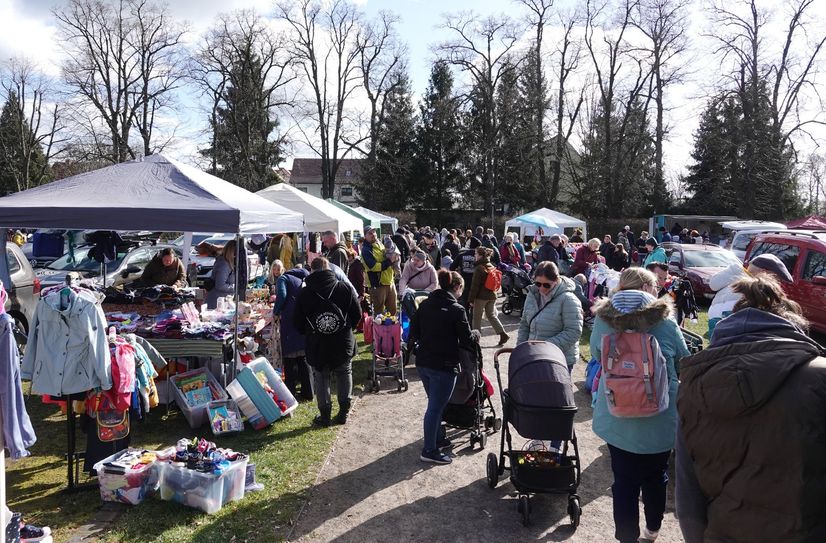Der Baby- und Kindersachenflohmarkt im Luckauer LAGA-Park ist stets gut besucht.