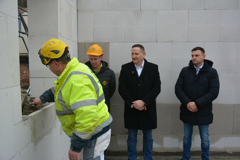 Die Zeitkapsel wird im Beisein der beiden Geschäftsführer Torsten und Sandro Koalick in der Fensterbank versenkt.
