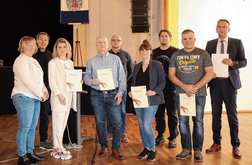Für ihre eingereichten Vorschläge wurden Sylvia Donat, Sandro Dietrich, Maja Schlicke und Enrico Möller (vorn v.l.) von Oberbürgermeister Marco Müller (r.) mit einer Urkunde und einem Sachpreis beglückwünscht. Hinten von links die Stadträte, die in der Arbeitsgruppe Bürgerbudget über die bezuschussten Projekte abstimmten: Uta Knebel, Torsten Pilz, Thomas Gallitzdorfer und Stefan Schwager.