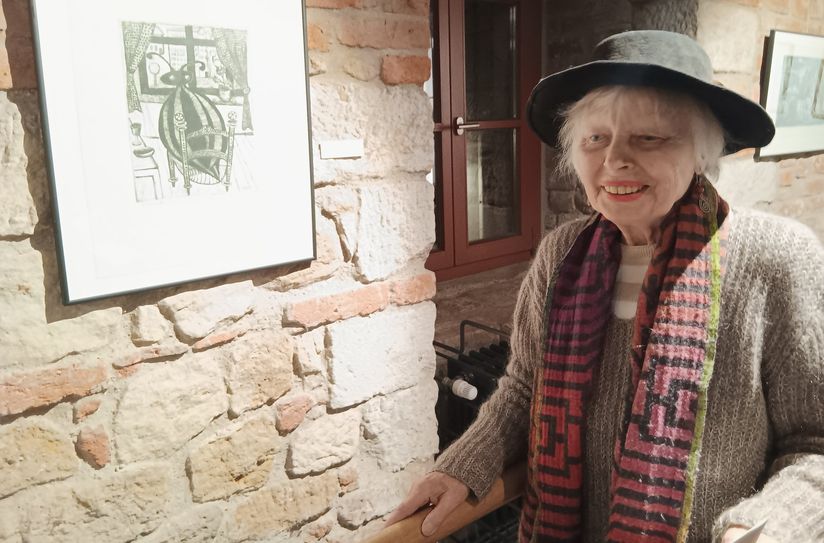 Helga Luzens vor einem Bild Naumanns zu Kafka »Die Verwandlung« im Stadtmuseum Pirna.