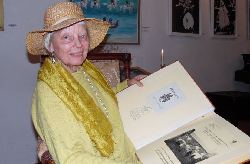 Helga Luzens mit einem der Galeriebücher.