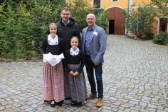 André S. Köhler (r.) mit Roman Nuck (2.v.l.) und dessen Kindern Marija und Lubina auf dem Hof der Ferienwohnungen »Satkula«
