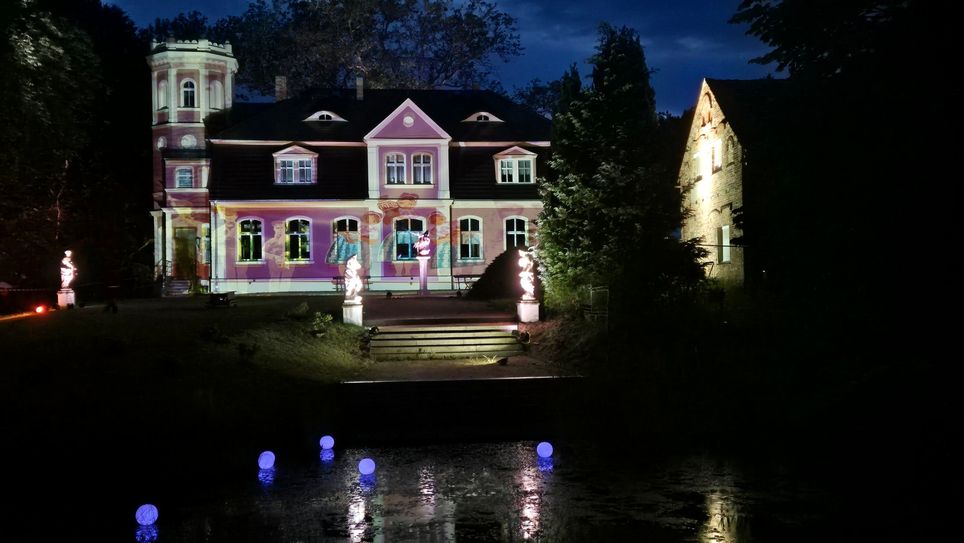 Das am Pfingstsonntag festlich angestrahlte Schloss Kromlau, das derzeit im Gesindehaus (rechtes Gebäude) zu einem Künstlerdomizil umgebaut wird.
