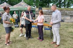 Uwe Borrmeister (3. v. re.), Leiter Nationalpark- & Forstverwaltung, überreicht die Urkunde zur Rezertifizierung an Frau Holstein (2. v. re.), stellv. Schulleiterin, im Beisein von Tobias Kummer (re.), Bürgermeister der Stadt Königstein und Katrin Vollmann (li.), Waldpädagogin der Nationalpark- und Forstverwaltung.