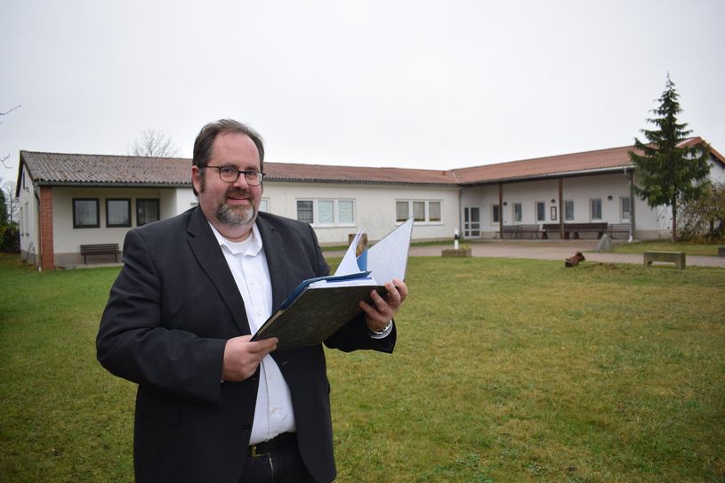 Bürgermeister Hardy Glausch steht am Standort des Gemeindebegegnungszentrum im Ortsteil Quatitz. Hier soll ein Neubau einer Kita entstehen.