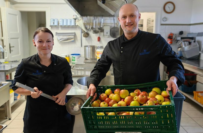 Nicole Thierig und Markus Müller kochen jeden Tag für die Kinder im Radebeuler Mohrenhaus. Essen aus der Tüte gibt´s hier nicht.