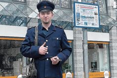Patrick Mensing, Vorstand im Stadtbahnverein und Fahrer des »Stahlmax«, stellt die neue provisorische Fahrer-Uniform vor.