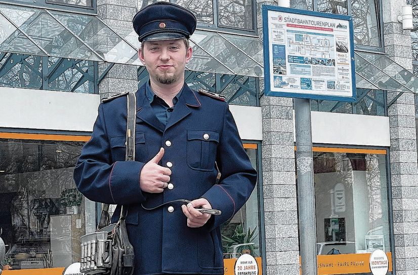 Patrick Mensing, Vorstand im Stadtbahnverein und Fahrer des »Stahlmax«, stellt die neue provisorische Fahrer-Uniform vor.
