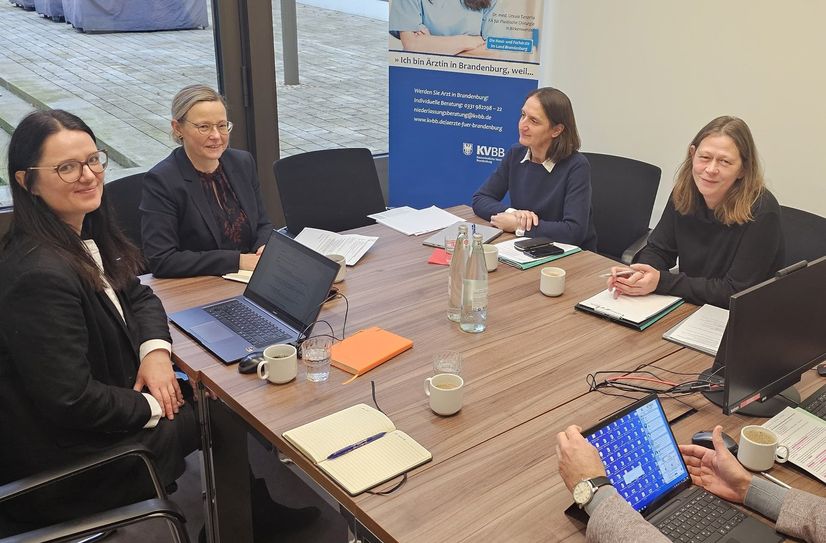 Vertreter des Projektteams des Naëmi-Wilke-Stifts und der Kassenärztlichen Vereinigung Brandenburg.