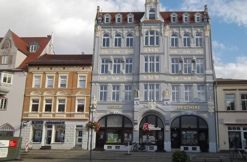 Vorsicht: bröckelnder Putz und herabfallende Stuckpartikel an Senftenbergs schönster Marktfassade. Der Bereich soll jetzt mit einem Fußgängertunnel geschützt - bis die eigentliche Fassadensanierung 2024 startet.