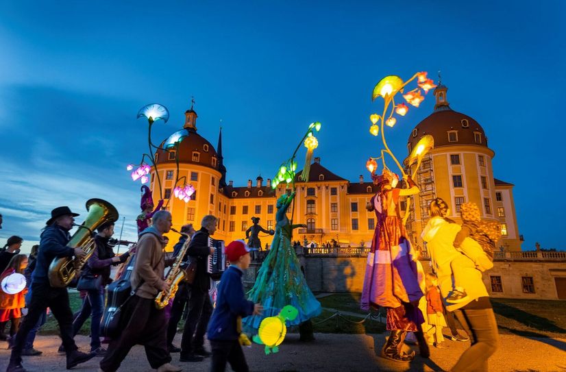 Der beliebte Lampionumzug startet am Samstag, 18 Uhr, und führt vom Rüdenhof über Meißner Straße und Schlossdamm in den Schlosspark.