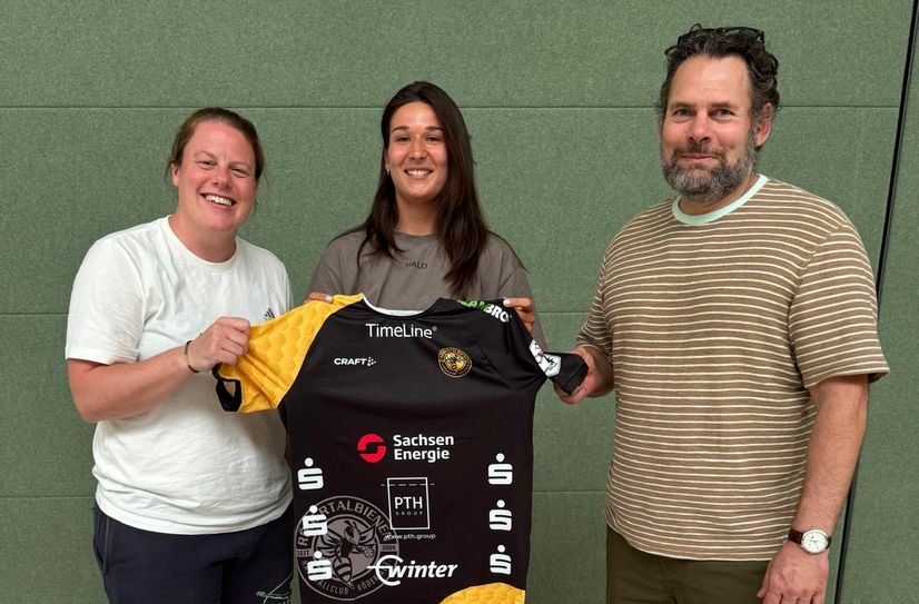 Lynn Molenaar (M.) mit Cheftrainerin Maike Daniels (l.) und dem sportlichen Leiter, Andreas Baier (r.), nach der Vertragsunterzeichnung.