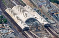 Bis 2025 soll das Bahnhofsdach fertig sein.