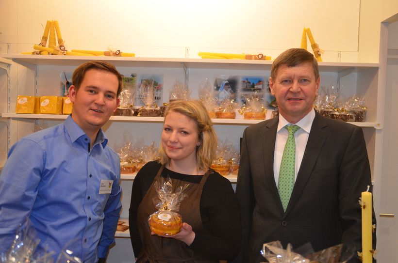 Wird auch in diesem Jahr wieder am Landkreis-Gemeinschaftsstand dabei sein: Marie Läser vom Café Schauwerk aus Altdöbern. Hier bei der letzten OSL-Teilnahme an der Internationalen Grünen Woche im Jahr 2020, mit Jens Bergmann (Kreisverwaltung OSL) und OSL-Landrat Siegurd Heinze.