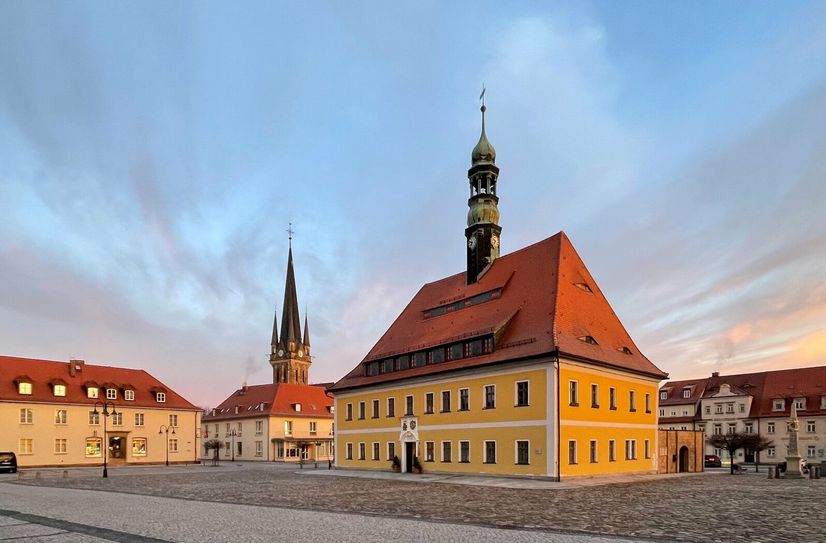 Der malerische Marktplatz von Neustadt in Sachsen.