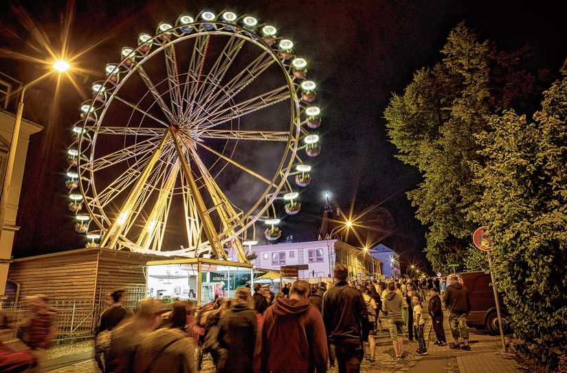 Beim diesjährigen Stadtfest können sich die Partygäste seit 2019 zum »Tag der Sachsen mal« wieder über ein Riesenrad freuen. Zwar wird es wegen der Oberleitungen und Bäume nicht in der Innenstadt stehen, aber am Elbufer kann ein Ausblick aus 30 Metern Höhe auch sehr reizvoll sein.