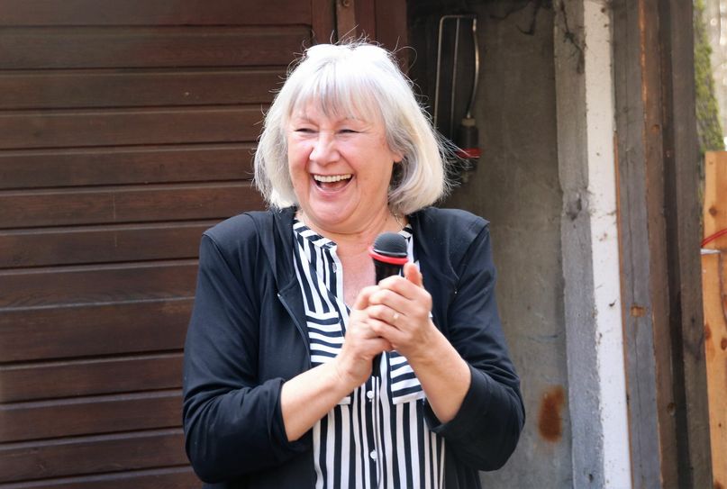 So wie man die Frau kennt: Immer ein Mikro in der Hand und ein Lächeln im Gesicht. Foto: ws