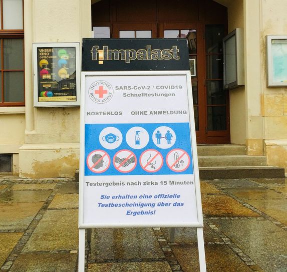 Hier im Meißner Kino können sich Bürger jetzt auch ohne Anmeldung auf das Coronavirus testen lassen. Ebenso ist als neuer Teststandort der Raum neben der Tourist-Information (Markt 3) hinzugekommen. Foto: WochenKurier