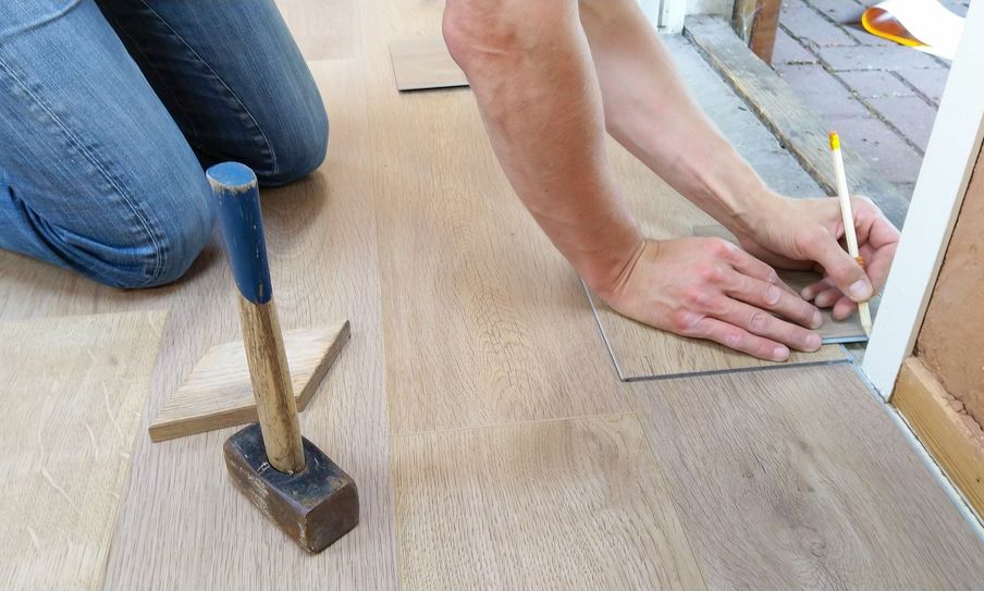 Parkettleger aber auch Fliesenleger und Goldschmiede sollen wie 50 weiter Handwerksberufe wieder an die Meisterpflicht gebunden werden. Foto: Pexels