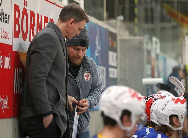 Chris Straube (li.) und André Mücke werden auch in der kommenden Saison als Duo hinter der Bande agieren. Foto: PR/Lausitzer Füchse