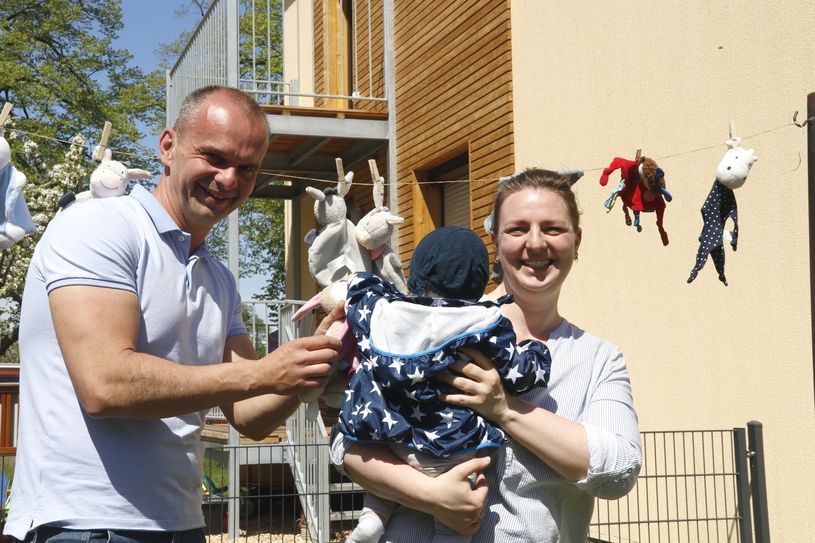 Thomas Luding und Hausleiterin Marianne Biele vorm neu eröffneten Kinderhaus Wolkenstein. Zehn der elf Plätze sind bereits belegt. Foto: Mutschke