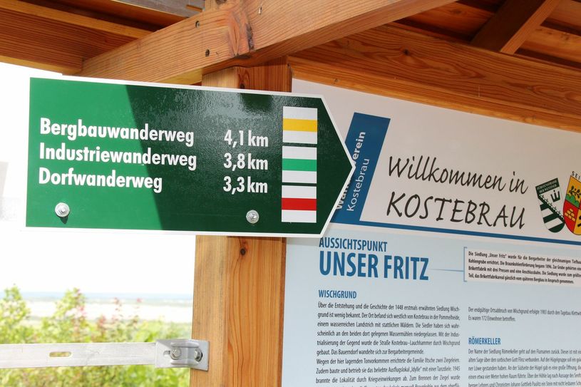 Mit dem Bergbauwanderweg, dem Industriewanderweg und dem Dorfwanderweg gibt es drei Rundwanderwege im Bergbau-Inseldorf Kostebrau. Sie sind entsprechend ausgeschildert.