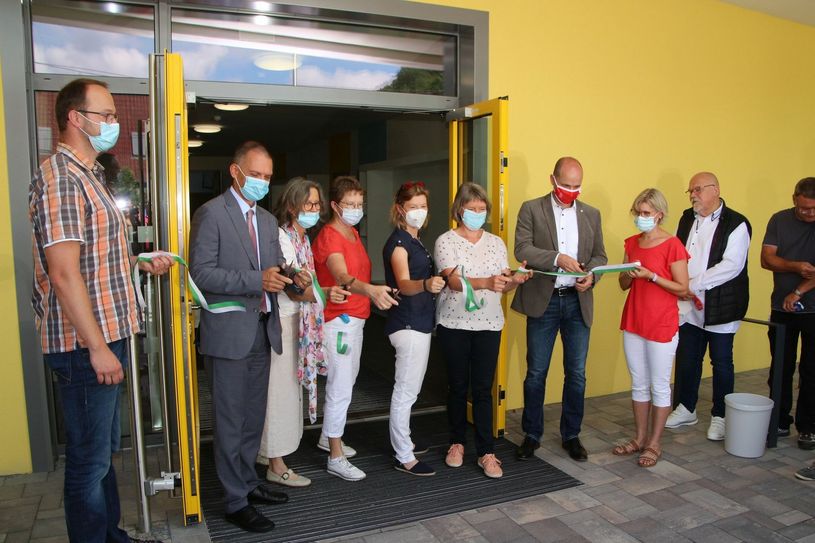 Das neue Sportzentrum in Schieritz wurde von Vertretern der Gemeinde, künftigen Nutzern und Landrat Ralf Hänsel (2.v.l.) offiziell freigegeben. Fotos: Farrar