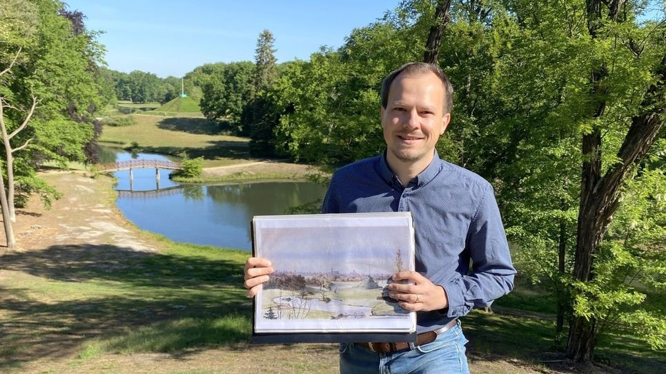 Parkleiter Claudius Wecke am Branitzer Hermannsberg mit Blick zur Landpyramide Foto: Klatt