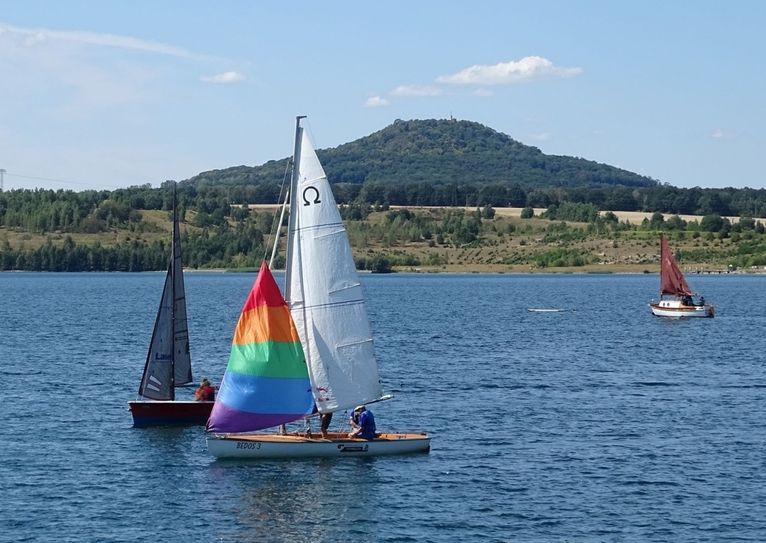 Segelboote auf dem Berzdorfer See vor der Landeskrone. Foto: EGZ