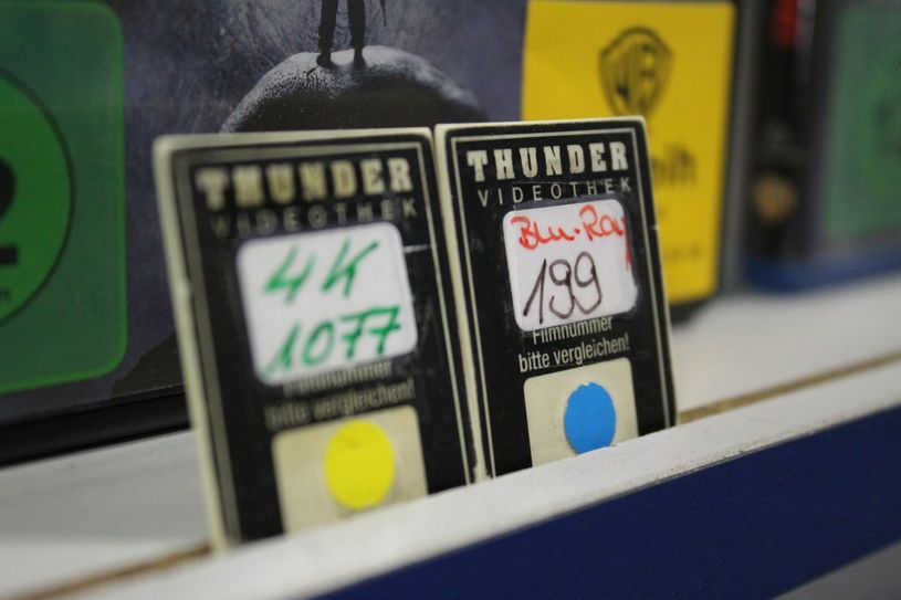 Im Laufe der 29 Jahre hat die Videothek einige Formatwechsel mitgemacht. Filme gab’s zuerst auf VHS, später auf DVD und Blu-ray. Foto: Keil