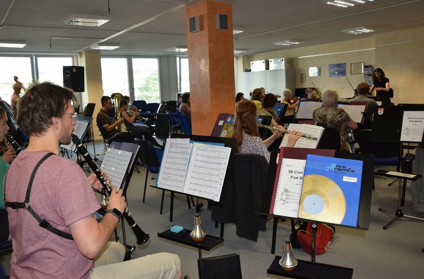 Die Dirigentin Eva Meitner probt mit dem Sinfonischen Orchester Hoyerswerda.