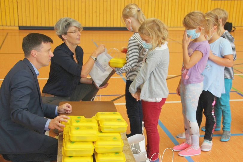 Geschäftsführerin der Ölmühle in Klappendorf, Judith Moog, verteilt gemeinsam mit Bürgermeister Markus Renner die gesunden Brotboxen an die Erstklässler der Afra-Grundschule in Meißen. Aktuell werden in diesem Jahr ... Grundschulen mit dem gesunden Frühstück bedacht. Foto: Farrar