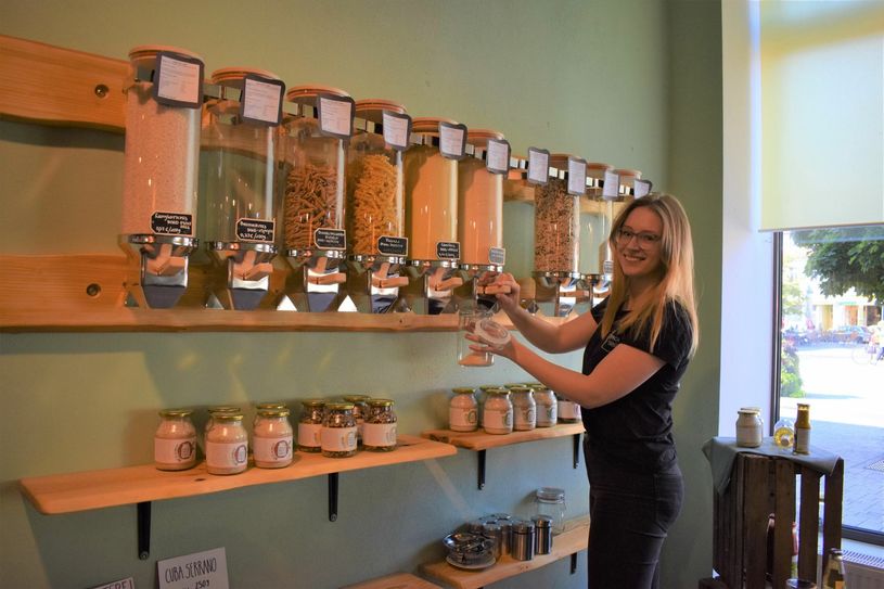 In Anne Freundenbergs Laden gibt es Reis, Nudeln und Müsli zum selber abfüllen. Foto: asl