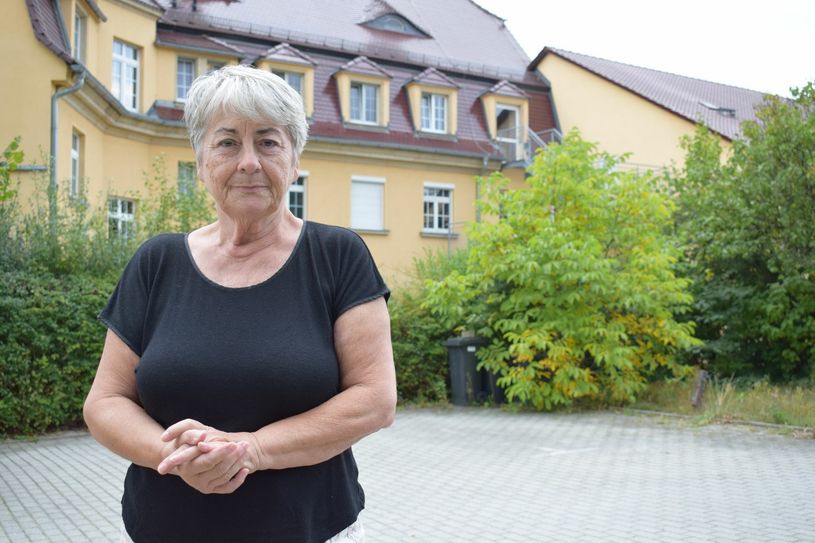 Agnes Naumann kümmert sich fürsorglich um ihren Sohn Peter, der an Morbus Wilson erkrankt ist. Doch in ihrer Heimatstadt Bautzen findet sie keine freien Pflegeplätze und muss in ihrem Alter täglich nach Wilthen pendeln. Zu wenig Pflegeplätze sind kein regionales, sondern ein bundesweites Problem. Foto: spa